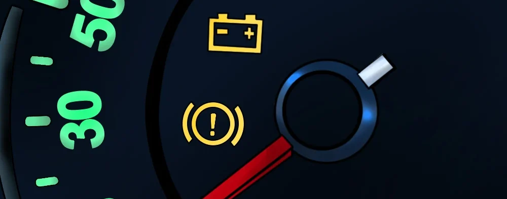 La batterie et les feux de freinage nécessitent tous deux une attention immédiate.