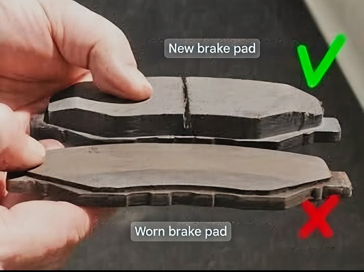 Comparaison entre une plaquette de frein neuve et une plaquette de frein complètement usée. Plaquette de frein usée avec métal apparent. À droite : plaquette de frein neuve avec matériau intact.
