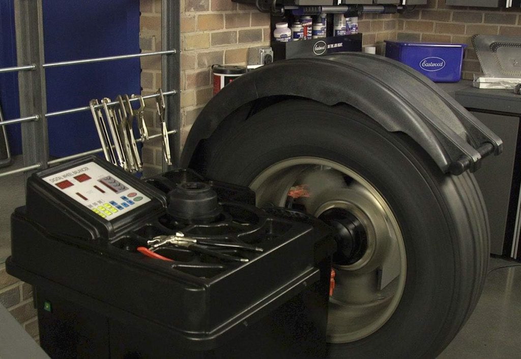 Service professionnel de montage de pneus avec démonstration d'équilibrage