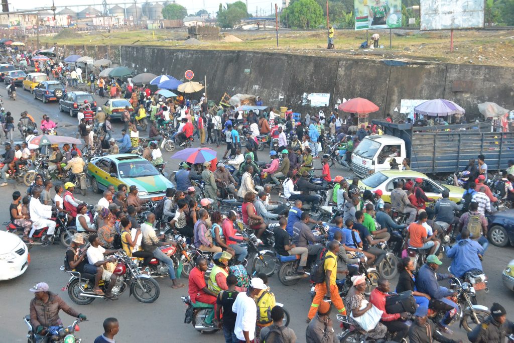 Circulation dense à Ndokoti. Les embouteillages à Douala sollicitent davantage votre huile moteur